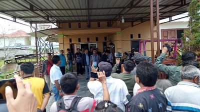 Warga yang memadati lokasi penggrebekan rumah terduga Bandar Narkoba, 21/2/2020