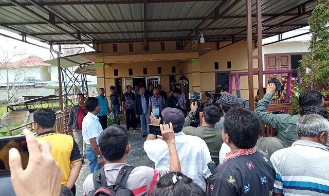 Warga yang memadati lokasi penggrebekan rumah terduga Bandar Narkoba, 21/2/2020