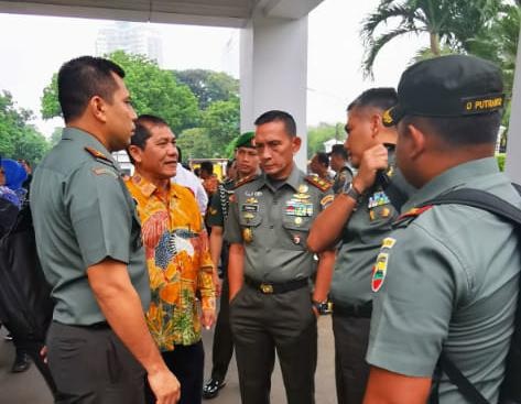 Ket foto :Pangdam I/BB Mayjen TNI M. S. Fadhilah bersama Bupati Karo Terkelin Brahmana dan Dandim 0205/TK Letkol Inf. Taufik Rizal, Kapolres Tanah Karo AKBP. Benny R. Hutajulu dalam rapat kordinasi pengendalian Karhutla. Ist