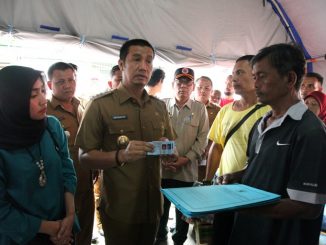 Walikota Siantar Serahkan KK, KTP, dan Akta Lahir kepada Korban Kebakaran di Jalan Tanah Jawa