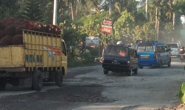 Beberapa titik jalan lintas Siantar-Perdangangan rusak parah sehinnga sering memakan korban