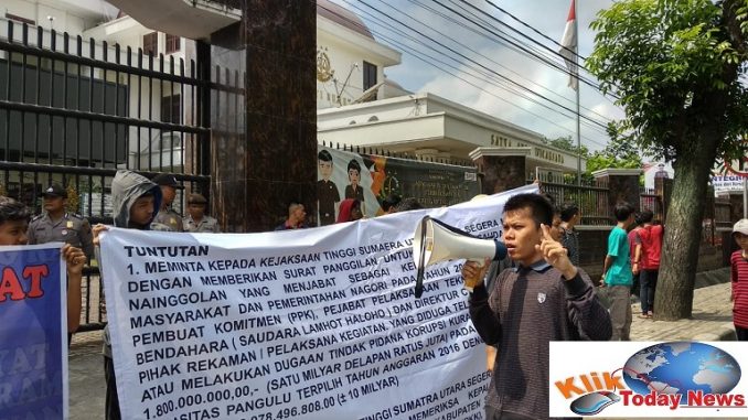 Aliansi bersama DPP Lipan dan DPC Tipikor Indonesia Siantar-Simalungun kembali menggeruduk kejaksaan tinggi sumut dengan melakukan aksi unjuk rasa pada Rabu (13/2/2020)