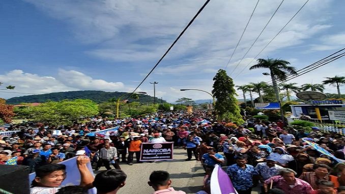 Puluhan ribu warga Tapanuli Tengah (Tapteng) melakukan Aksi Damai memberantas Peredaran dan Penyalahgunaan Narkoba di Tapteng Jum'at (7/2/2020).