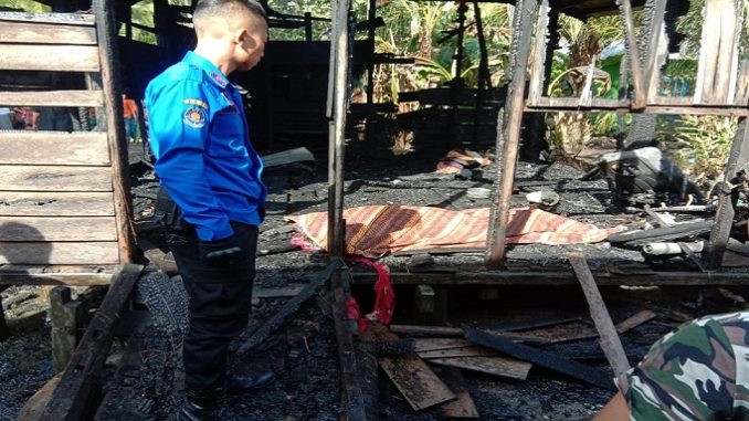 Nek Sofiah 95 Tahun terbakar di kediamannya, Minggu pagi pukul 07.00. Wib. (16/02/2020).