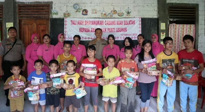 Kapolres Nias Selatan AKBP I GEDE NAKTI WIDHIARTA, S.I.K. beserta Ketua Cabang BhayangKari Polres Nias Selatan Ny.KADEK I GEDE NAKTI WIDHIARTA Memberikan Tali Asih di Panti Asuhan LAI NISORA, Jumat (14/02/2020)