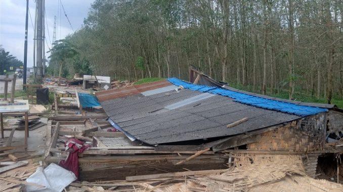 Pemkab Batu Bara melakukan pembersihan warung warung di pinggir jalan di Jalinsum dan Jalan Provinsi Lima Puluh-Pematang Siantar serta acces road Kuala Tanjung.