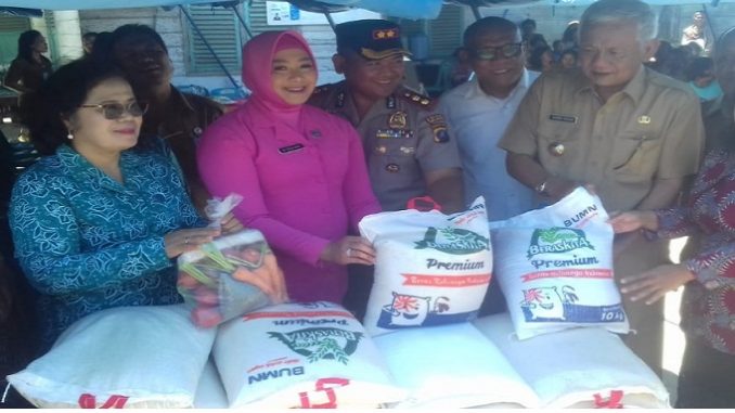 Kapolres Tobasa AKBP. Agus Waluyo SIK bersama Ketua Bhayangkari cabang Tobasa Ibu Risa Agus Waluyo meninjau langsung proses penyaluran Dana Bantuan Program Keluarga Harapan ( PKH) (24/02/2020)sekitar pukul 11.00 WIB