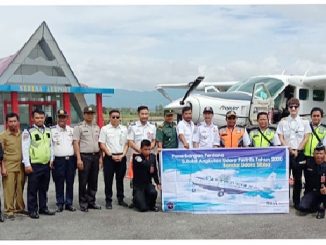 Photo Bersama Kasatpel, Forkompinca dan Staf Penerbangan PT ASI pudjiastuti Di Bandara Sibisa