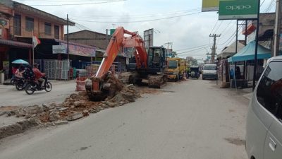 Material median jalan di Jl merdeka yang menghubungkan Simpang empat menuju ujung bom, ini sudah selesai di ratakan oleh dinas pekerjaan umum (PUPR) batu bara untuk pelebaran.(Foto Staf07/KTN)