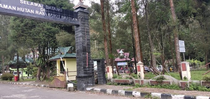 Lobang di Trotoar Taman Hutan Raya (TAHURA) Ancam Keselamatan Pejalan Kaki