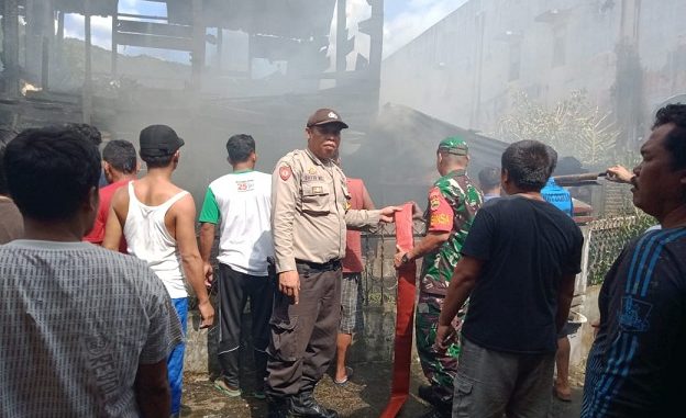 kebakaran menghanguskan satu (1) unit rumah yang di huni dua keluarga terjadi di jalan Patuan Anggi Kelurahan Pasar Sarulla Kecamatan Pahae Jae Tapanuli Utara, Sabtu (22/2/2020) sekira pukul 15.00 Wib.