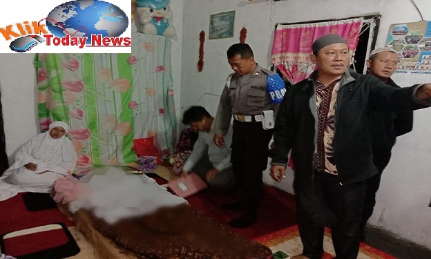 SEORANG pelajar Sekolah Dasar ditemukan meninggal dunia di bengkel Tambal Ban milik ayahnya