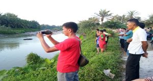 Masyarakat sekitar masih mencari Tiara yang hilang di Aliran Sungai Tanjung Dusun Cempaka, Desa Tanah Merah, Kecamatan Air Putih, Batu Bara