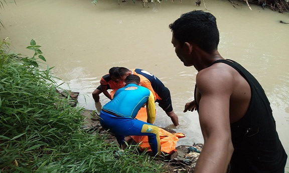 Jenazah Tiara berhasil ditemukan dalam keadaan meninggal dunia di aliran sungai Bekoan Desa Tanah Merah Kec. Air Putih Kab. Batu Bara.