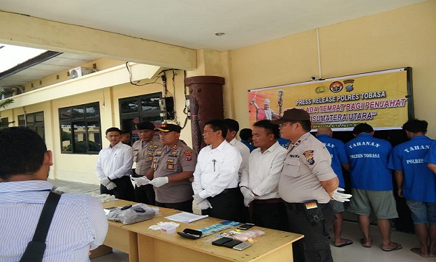 Kapolres Tobasa, AKBP AGUS WALUYO, SIK gelar Press Conference terkait tangkapan narkoba pada saat operasi antik 27 Jan s/d 16 Februari 2020 oleh Polres Tobasa, Selasa, (17/02/2020)