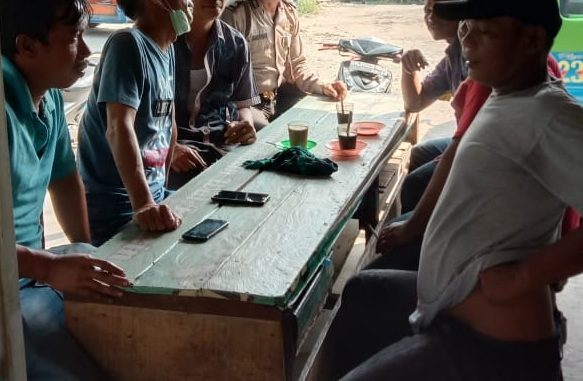 Kanit Shabara Poksek Datuk Bandar Iptu Lamhot Kombur kombur di Loket KUPJ.Senin (2/03/2020)Sekira pukul 09.00 Wib, Polisi Menyapa Warga dan juga memberikan pesan pesan Kamtibmas.