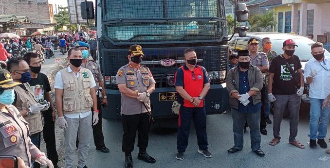 Kapolres Batu Bara AKBP H. Ikhwan Lubis, SH, MH memimpin langsung pembagian masker gratis kepada warga sekitar