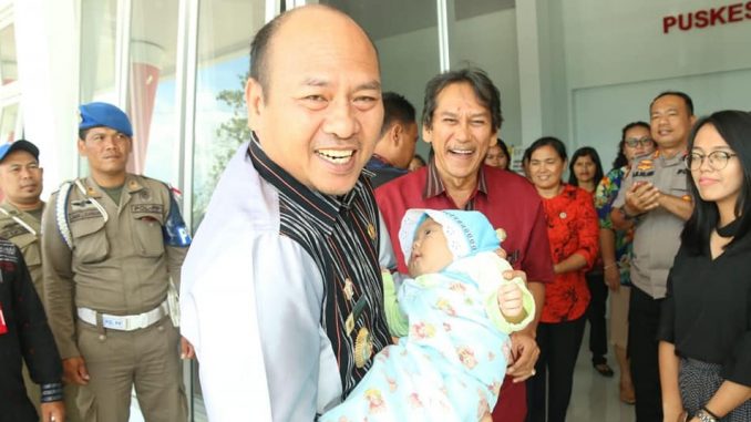 (Foto Humas Keprotokolan Taput)Bupati Tapanuli Utara Drs. Nikson Nababan, M.Si didampingi Kapolres Taput AKBP. Horas Marasi Silaen, jenguk bayi yang ditelantarkan (dibuang) di Puskesmas Paniaran Kecamatan Siborongborong, Kamis (12/03).