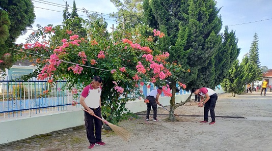 Polres Toba melakukan kerja bakti pembersihan sarana tempat umum