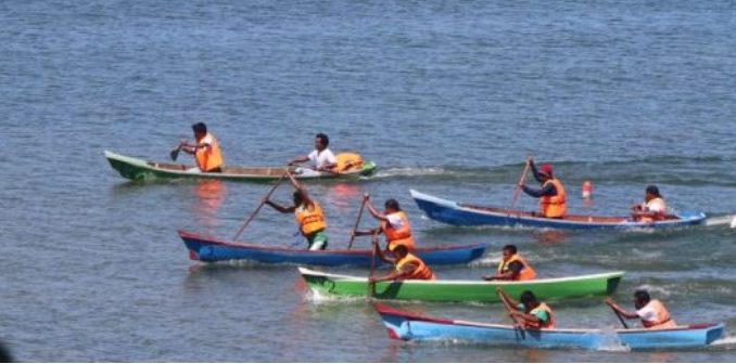 lomba dayung tradisional di kawasan objek wisata Pantai Ulak Desa Siregar Aek Nalas, Kecamatan Uluan, Kabupaten Toba, Selasa (10/3/2020).