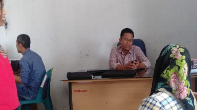 Pegawai kantor camat, gaji belum cair