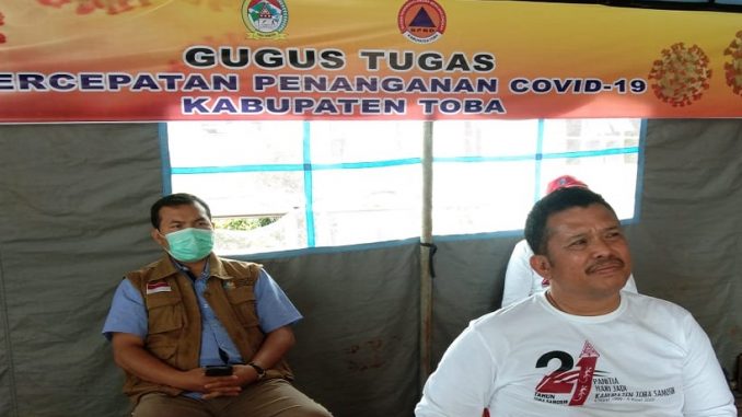 Ketua Gugus Percepatan Penanganan Covid-19 Kabupaten Toba, dr.Pontas Batubara didampingi Asisten Pemerintahan Toba ,Harapan Napitupulu di Posko Balige, Sabtu (28/3/2020).