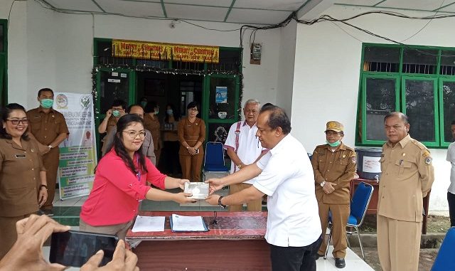 Hadir saat penyerahan Koordinator Yayasan Menara Agung Pengharapan Internasional, Bupati Toba Ir. Darwin Siagian di Kantor Dinas Kesehatan Jalan Somba Debata Balige Kabupaten Toba, pada hari Senin (30/03/2020) sekitar pukul 14.00 WIB