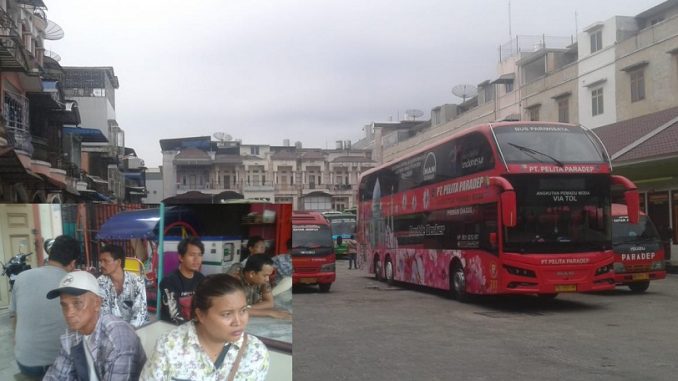 Penumpang Bus Paradep Wilmar Situmorang memakai Topi putih didampingin istrinya.