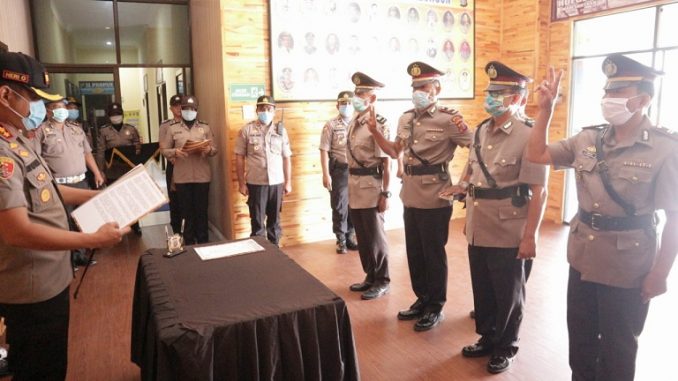 KAPOLRES Simalungun AKBP Heribertus Ompusunggu SIK MSi pimpin dan bertindak sebagai Inspektur Upacara dalam gelar serah terima jabatan 2 Kapolsek jajaran