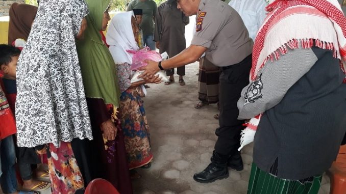 Polres Serdang Bedagai memberikan bantuan tali asih kepada anak yatim, dan orang Jumpo bertempat di Mesjid Nur Hakim, Dusun IV, Desa Jambur Pulau, Kecamatan Sei Rampah, Kabupaten Serdang Bedagai (sergai),Jumat (06/03/2020)