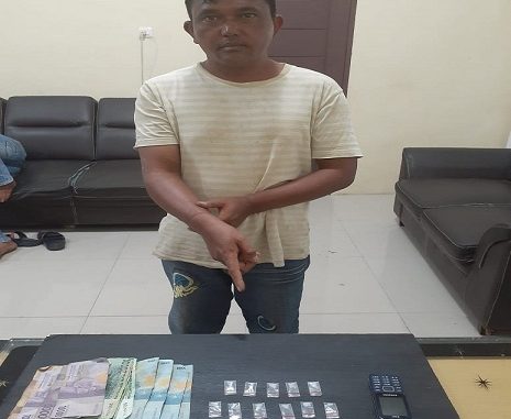 Daus S. Milala alias Lobo, laki-laki (40), seorang petani warga Desa Payung Kec. Payung, Kab. Karo Prov. Sumatera Utara tak berkutik ketika ditangkap oleh petugas Satres Narkoba Polres Tanah Karo. Rabu (11/03/2020) sekira pukul 13.00 WIB.