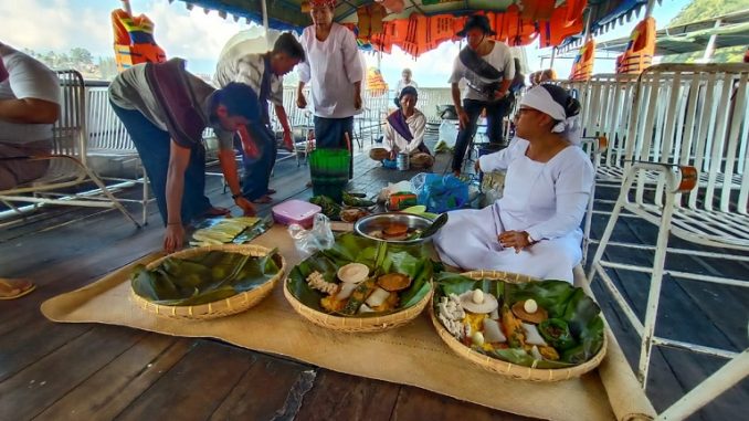 ritual Mangelek Tao Toba kembali di gelar oleh Tokoh Masyakarat Parapat dan Pegiat Budaya Yayasan Pusuk Buhit Sakti, Rabu (4/3) sekira pukul 09.50 WIB, di perairan Danau Toba, Parapat,