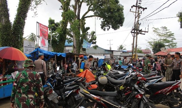 Kapolres Nias Selatan AKBP I GEDE NAKTI WIDHIARTA, S.I.K dan jajarannya melakukan antisipasi penyebaran Coronavirus Disease 2019 (Covid-19) di Pasar Jepang Teluk Dalam