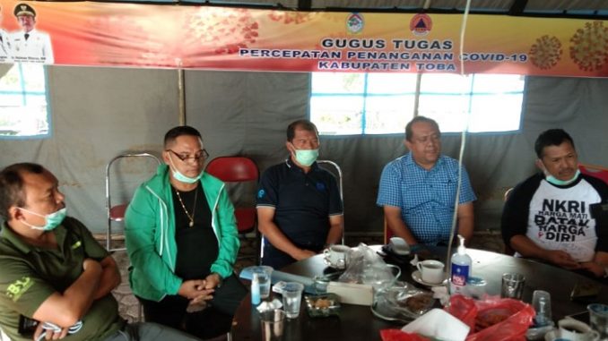 Ketua Gugus Percepatan Penanganan Covid-19 Kabupaten Toba, dr.Pontas Batubara didampingi Kepala Dinas Kesehatan Toba, dr.Juliwan Hutapea kepada wartawan di Posko Balige, Minggu (29/3/2020).