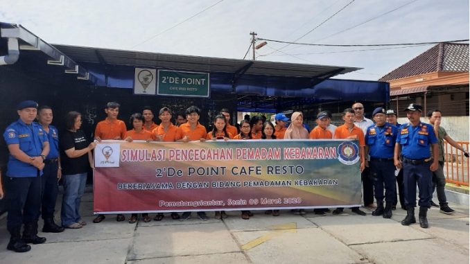 Simulasi pemadam kebakaran di Cafe 2De Point Jalan Farel Pasaribu No.16, Pematangsiantar