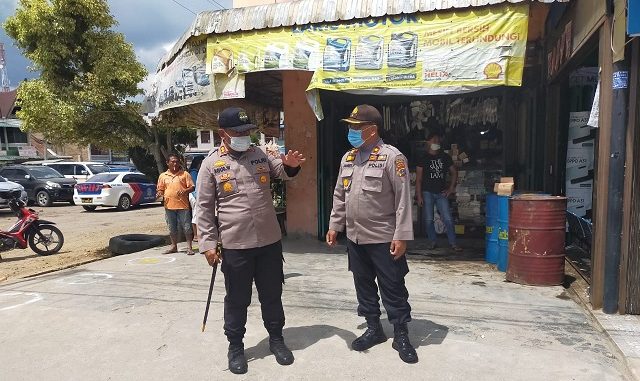 Polres Toba melaksanakan Sosial Distacing di Pasar Porsea, Pasar Laguboti, dan pasar Balige, Sabtu (28/03/2020) sekitar pukul 14.00 WIB,