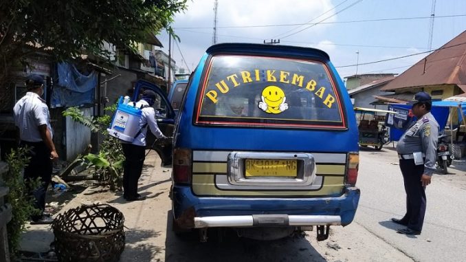 Dinas Perhubungan Kabupaten Batu Bara melakukan penyemprotan cairan pembasmi bakteri dan virus, di terminal kecil dan pangkalan becak motor (betor), Sabtu (28/3)