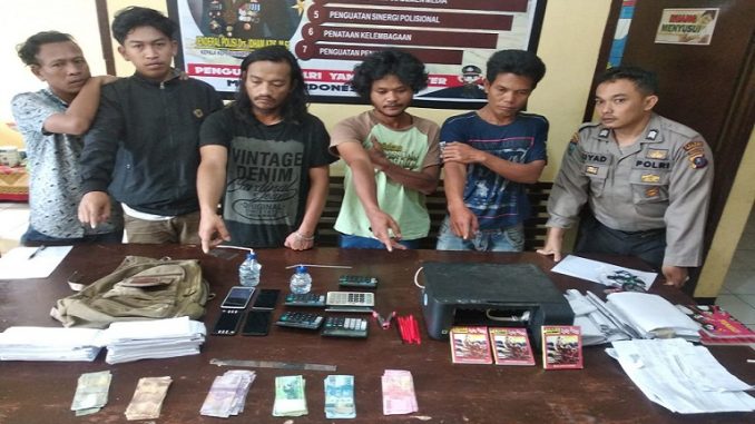 POLSEK Seribu Dolok berhasil meringkus Pelaku Tindak Pidana judi Toto Gelap (togel) dari satu rumah kontrakan di jalan Pasar Seribu Dolok Kecamatan Silimakuta Kabupaten Simalungun Provinsi Sumatera Utara, Kamis (12/3/2020) pukul 23.00 Wib