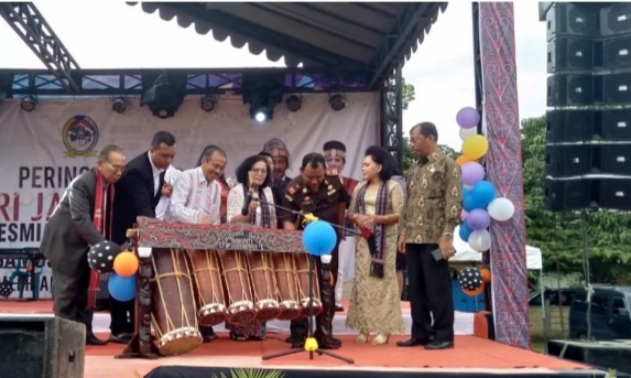 HUT Ke 21 Kabupaten Toba Tahun 2020 di Lapangan Sisingamangaraja XII Balige, resmi dibuka Bupati diwakili Oleh Wakil Bupati Hulman Sitorus, Kamis (12/3/2020) sore.