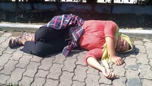 Warga Berastagi sempat heboh dan ketakutan dan atas adanya seorang perempuan muda yang tergeletak di atas trotoar jalan Perwira Kecamatan Berastagi Kabupaten Karo