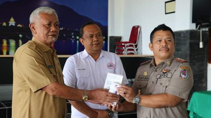 rumah Dinas Bupati Toba, Balige, (30/03/2020) oleh Deputi Sosial Kapital Head PT. TPL Jandres H. Silalahi kepada Bupati Toba Darwin Siagian