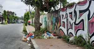 Sampah dibuang di trotoar Lokasi Jalan Dali Tani, Kelurahan Tomuan, Pematangsiantar