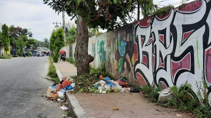 Sampah dibuang di trotoar Lokasi Jalan Dali Tani, Kelurahan Tomuan, Pematangsiantar