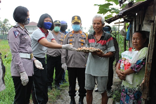 Kepolisian Resor Serdang Bedagai menggelar Bakti Sosial pembagian Sembako kepada warga kurang mampu di Kelurahan Tualang, Kecamatan Perbaungan, Kabupaten Serdang Bedagai, Selasa (14/04/2020)