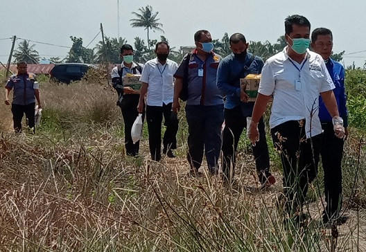 Kasat Intelkam Polres Batu Bara, AKP Fery Kusnadi, SH, MH dan team salurkan bantuan sembako ke masyarakat, Selasa 21/4/2020