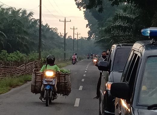 Forum Komunikasi Pimpinan Kecamatan (Forkopimcam) Teluk Mengkudu melakukan Patroli di sejumlah tempat yang diduga sering dijadikan tempat perkumpulan Massa (Asmara Subuh) di Wilayah hukum Polsek Teluk Mengkudu, Minggu (26/04/2020) sekira pukul 05.00 WIB