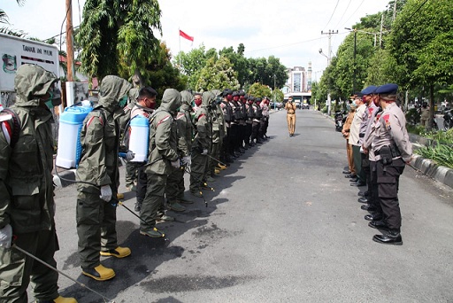 Pemko Siantar dan Brimob Subden 2B Semprot Disinfektan dan Bagi Masker , Selasa (14/4/2020).