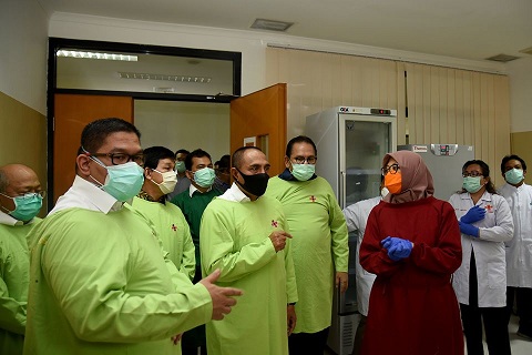 Gubernur Sumatera Utara (Sumut) Edy Rahmayadi meninjau laboratorium Polymerase Chain Reaction (PCR) pertama untuk Covid-19 di Rumah Sakit (RS) Universitas Sumatera Utara (USU), Jalan Dr Mansyur Medan, Jumat (17/4)