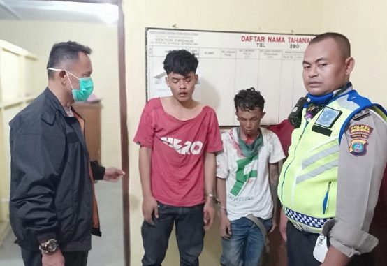 Pelaku MR (21) dan JS (25) dibawa ke Mapolsek Firdaus.