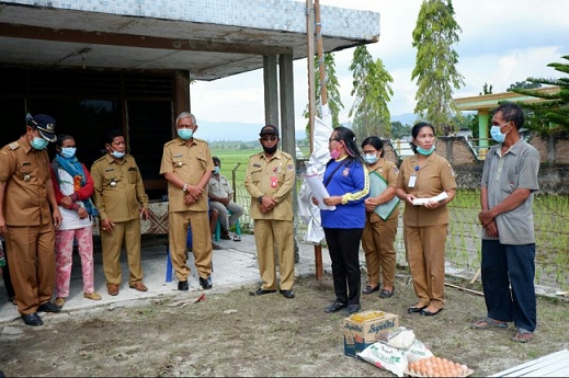 Bupati Toba Darwin Siagian memberikan bantuan secara langsung kepada masyarakat yang terkena dampak bencana hujan es dan angin puting beliung